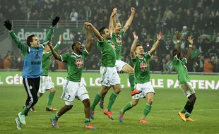 Les Verts célèbrent leur victoire dans le derby. AFP PHOTO / PHILIPPE DESMAZES