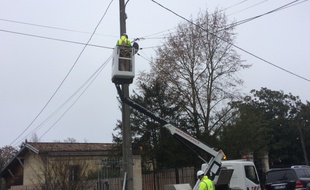 La fibre est installée par voie aérienne sur des poteaux, sur la commune du Bouscat.