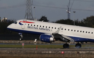 Un avion de British Airways sur le tarmac de l'aéroport de Londres.