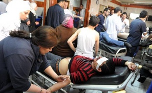 Oum Abed était jusqu'il y a peu infirmière à l'hôpital militaire de Lattaquié dans le nord-ouest de la Syrie. Quand son frère et sa mère ont été tués dans des bombardements de l'armée, elle a quitté son poste pour soigner des blessés en zone rebelle.