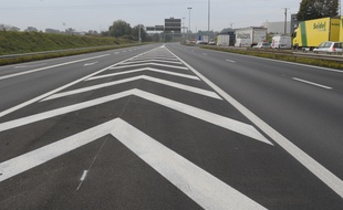Nancy: Un chômeur "mendie du travail" au bord de la route. (Illustration)