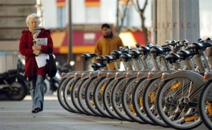 Le Vélib', système parisien de vélos en libre-service, lancé le 15 juillet, est passé mercredi au braquet supérieur avec les grèves dans les transports, mais il est parfois victime de son succès.