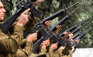 Des soldats israéliens lèvent leur arme à Jérusalem, le 1er mai 2017.