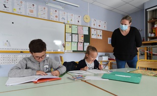 Des enfants de métiers prioritaires accueillis en classe pendant le confinement, ici à Saint-Aubin-du-Cormier (Ille-et-Vilaine).