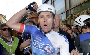 Arnaud Démare fête sa victoire à Milan-San Remo le 19 mars 2016.