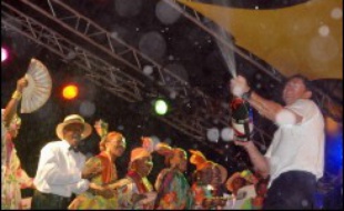 Lionel Lemonchois, 46 ans, a coupé la ligne d'arrivée en Guadeloupe à 01H21 locales, (06H21 heures de Paris), après une Route du Rhum menée tambour battant à 19,11 noeuds de moyenne (35,39 km/) dans des conditions atmosphériques particulièrement favorables.