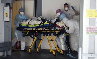 Un patient atteint du coronavirus arrive au CHU Pontchaillou, à Rennes, après un transfert en train depuis l'Ile-de-France. Ici le 1er avril 2020.