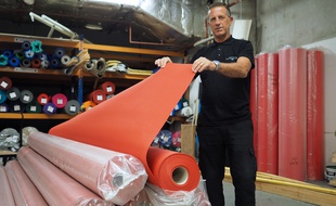 José Will, le responsable du service décor au Palais des festivals, dans sa réserve de tapis rouge