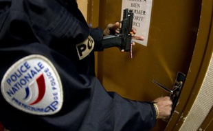 Un officier de police armé le 11 février 2012 à Paris