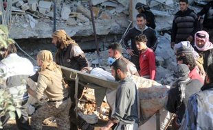 Des syriens portent un blessé par le bombardement d'un hôpital soutenu par Médecins sans frontières (MSF), à Maaret al-Noomane, une zone rebelle dans la province d'Idleb, le 15 février 2016