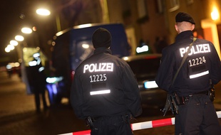 Des policiers allemands lors d'une opération dans le quartier de Britz, à Berlin, le 26 novembre 2015.
