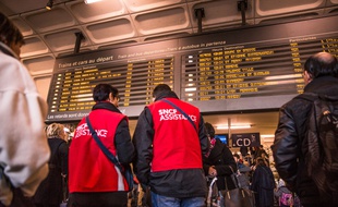 Lyon, le 19 février. Des agents SNCF renseignent les voyageurs alors que les cheminots ont déposé un préavis de grève de quatre jours. Crédit:KONRAD / Sipa