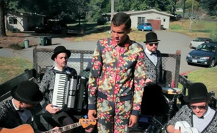 Stromae dans le clip «Ave Cesaria».
