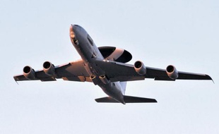 Un avion-radar Awacs décolle de la base d'Avord, dans le centre de la France, le 24 mars 2011