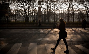 Une femme dans les rues de Paris