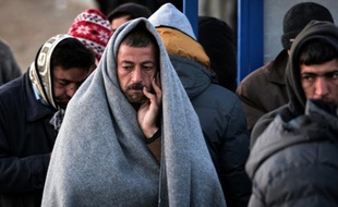 Des migrants attendent de pouvoir s'enregistrer à Idomeni, en Grèce, le 5 mars 2016