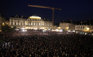 Plus de 10.000 personnes se sont rassemblées place de la Mairie à Rennes en hommage aux victimes de l'attentat qui a touché le journal Charlie Hebdo mercredi.