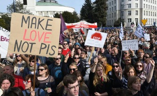 Des milliers de personnes manifestent contre un projet d'interdiction totale de l'avortement à Varsovie, le 3 avril 2016