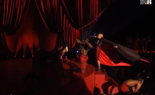 Madonna chute lors de sa prestation aux Brit Awards, le 15 février 2015.
