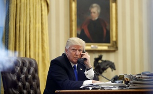 Donald Trump lors de son appel avec Malcolm Turnbull dans le bureau ovale.