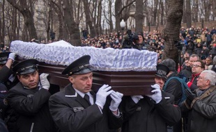 Le service funéraire transporte le cercueil de l'opposant russe Boris Nemtsov après une cérémonie à Moscou le 3 mars 2015