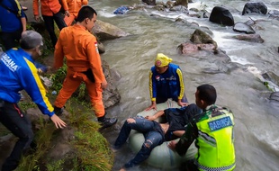 Les secours aident des survivants de l'accident sur l'ïle de Sumatra qui a fait au moins 24 morts. Un bus est tombé dans un ravin profond de 150 m.