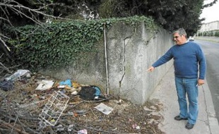 Raymond Rouby devant l'entrée du terrain où sont installés les Roms illégalement.