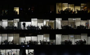 Un bureau la nuit à Moscou.