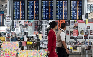 Après des heurts entre policiers et manifestants, la situation s'est calmée à l'aéroport de Hong Kong, théâtre de la contestation contre le gouvernement.