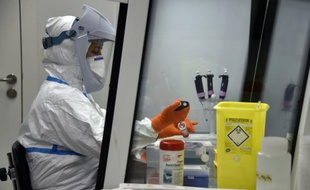 Un biologiste conduit des tests dans un laboratoire de l'Institut universitaire du cancer, à Toulouse, le 10 octobre 2014