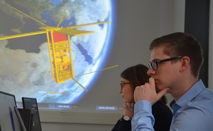 Des étudiants suivent le trajet d'un nanosatellite au centre spatial universitaire de Montpellier.
