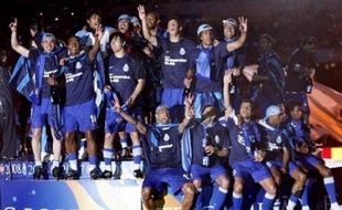 Le FC Porto, impliqué dans une affaire de corruption et récemment exclu de la Ligue des champions, devrait finalement pouvoir disputer l'épreuve la saison prochaine, en profitant des délais pour l'examen de son cas, affirme lundi la presse portugaise citant un responsable de l'UEFA.