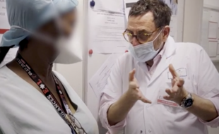 Discussion entre le chef des urgences et une aide-soignante pour Brut.