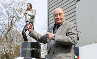Mohammed Al-Fayed inaugure une statue de Michael Jackson devant le stade de son club de Fulham, Craven Cottage, le 3 avril 2011, à Londres.
