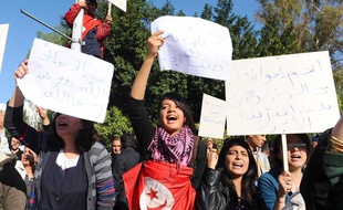 Des étudiants tunisiens manifestent, le 3 décembre 2011, devant l’Assemblée constituante, à Tunis.