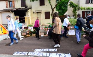 Des personnes se rassemblent devant la maison de Chahinez Boutaa.