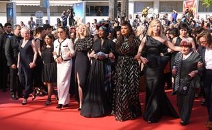 Bras dessus, bras dessous, 82 stars et femmes du cinéma, Cate Blanchett et Agnès Varda en tête, ont réclamé samedi 12 mai 2018 «l'égalité salariale» dans le 7e art lors du Festival de Cannes.