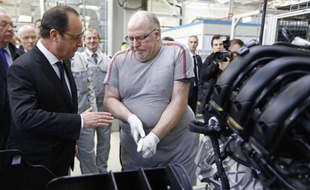 Le président François Hollande visite une ligne d'assemblage d'une usine PSA à Trémery, près de Metz, le 27 mars 2015