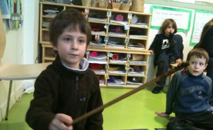 Un élève de CP fait une démonstration de lombri-compostage, à l'école Living School à Paris.