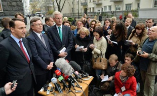 Les ministres suédois et polonais des Affaires étrangères ont averti mardi l'Ukraine que le temps pressait pour trouver une solution au cas de l'opposante emprisonnée Ioulia Timochenko, sans quoi Kiev ne pourra signer fin novembre un accord d'association avec l'UE.
