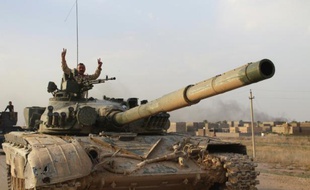 Les forces gouvernementales irakiennes se déploient dans la ville de Hit, en Irak pour combattre l'EI, le 7 avril 2016