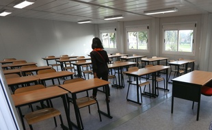 Une salle de classe dans un collège (illustration).