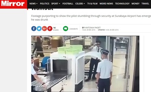 Capture d'écran du site du Mirror montrant un pilote tituber en passant les contrôles dans un aéroport indonésien.