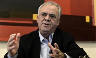 Ioannis Dragasakis, député et économiste grec du parti de la gauche radicale, lors d'une interview avec l'AFP dans son bureau à Athènes, le 19 janvier 2015