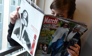 Une lectrice lit le magazine Paris Match