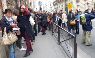 Rassemblement des parents d'élèves devant le lycée Gerson (16e) le lundi 28 avril 2014.
