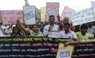 Des Bangalais du syndicat des travailleurs du textile manifestent, avec des survivants du Rana Plaza, pour réclamer le renforcement de leurs droits et de leur sécurité, le 24 avril 2015 à Savir, près de Dhaka, deux ans après la catastrophe