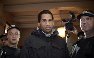 Fritz-Joly Joachin (c), un proche des frères Kouachi, arrive au tribunal de Haskovo, dans le sud-est de la Bulgarie, le 20 janvier 2015