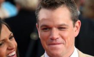 L'acteur Matt Damon a été couronné l'homme en vie "le plus sexy" par le magazine People, même s'il a d'abord eu le réflexe de refuser ce titre, a annoncé le magazine mercredi.