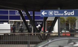 Les forces de l'ordre ce samedi matin devant l'aéroport d'Orly Sud